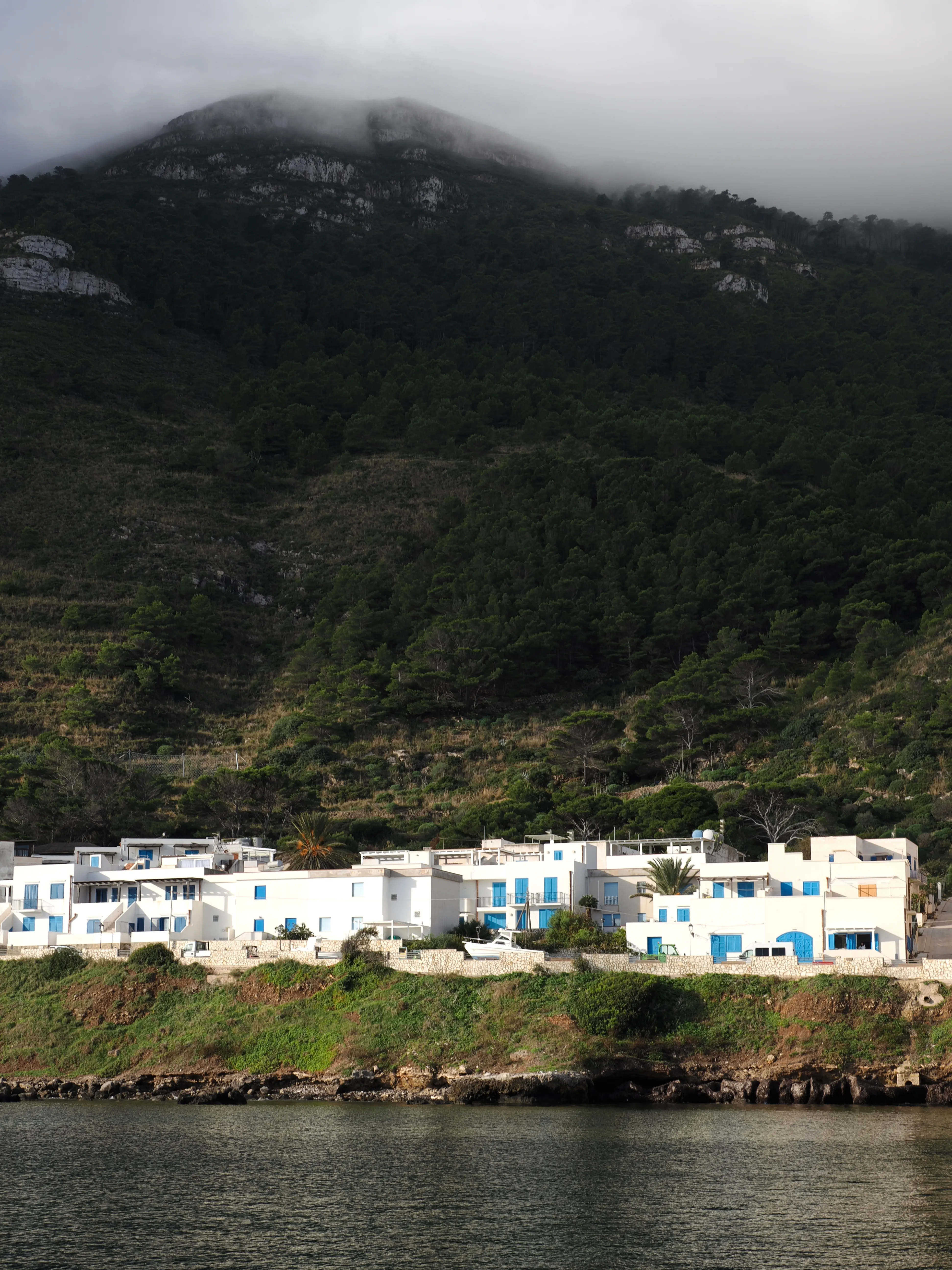 Respiro fiorito dell'autunno a Marettimo. Fotografia del sentire
